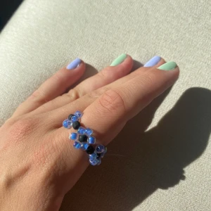 Pärlring - Pärlring gjord med elastiskt tråd                                      Frakt tillkommer på 11kr dvs frimärket.                              Jag gör smyckerna själv och därför går det att önska färg/mönster och om det ska vara en ring, ett halsband eller armband! Bara att skriva i kommentarerna