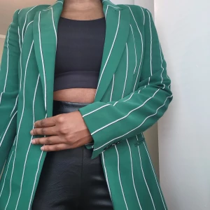 Grön kavaj från hm storlek 36 - Snygg grön kavj från hm bara provad aldrig använd! Finns i umeå! 