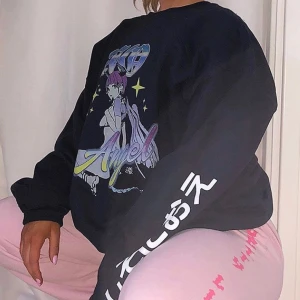 Sweatshirt med unikt tryck  - Sweatshirt med unikt tryck i storlek S. 