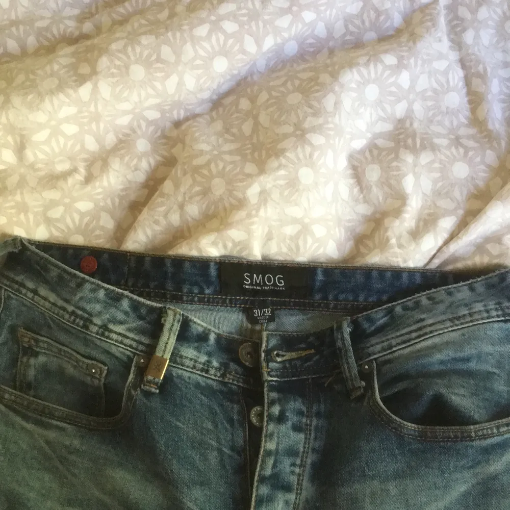 Mörkblå jeans som är sköna o stretchiga i materialet! Dem är slim fit i modellen osch storlek är 31/32. Jeans & Byxor.