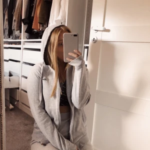 Unisex Lacoste hoodie  120kr - Unisex Lacoste hoodie. Storlek S. Jag har haft den som en mysig oversized hoodie. 120kr. Köparen står för frakten! 