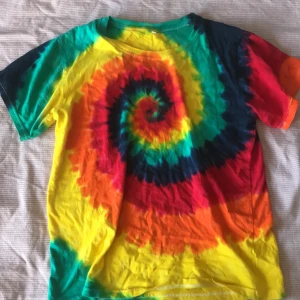 Färgglad t-shirt - Möts på Söder eller Hägersten eller så står köparen för frakt:)