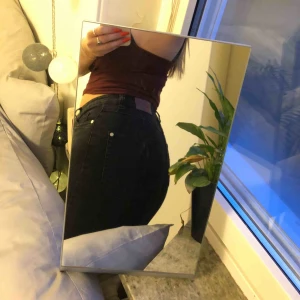  - ✨ JEANS ✨  Stretchiga jeans från NaKd, det är en stl 40 men som sagt ganska stretchiga. Syns inte jättetydligt på bilden men de är  bootcut / flare modell på dom.  Köpare står för frakt.  !!🦋Finns endast fram tills lördag 12/9 🦋!!