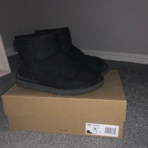 Svarta uggs - Svarta äkta uggs. Använda men ändå väldigt fint skick, inte sönder elr liknande. Frakt tillkommer.