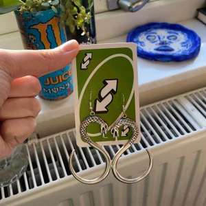 Örhängen  - 🐍 jätte snygga slytherin örhängen i silver🐍 dom har typ aldrig varit använda och är även tvättade❤️köpare står för frakt 🚚 