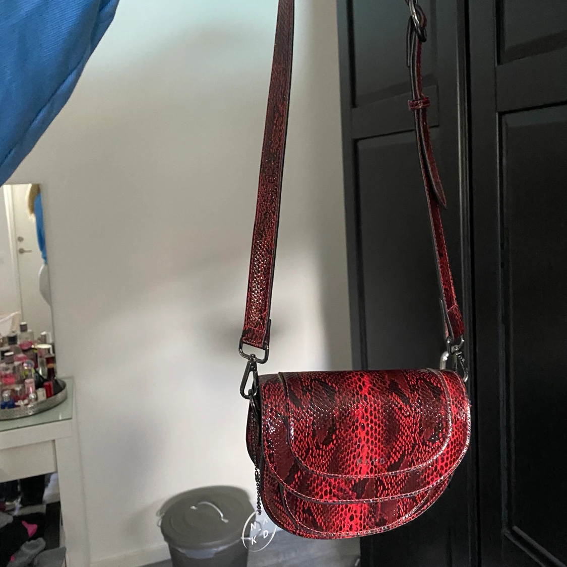 Röd ormskinnsväska