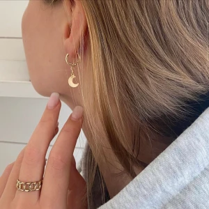 Anastasia earrings - Dessa drömmiga örhängen finns nu att köpa på @byloviz💓🥰