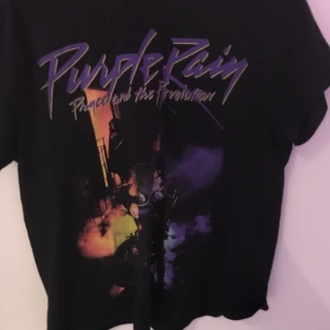 purple rian tröja - fin t-shirt med låtomslaget till purple rain på sig! säljer för den inte används💖💖köpare står för frakt
