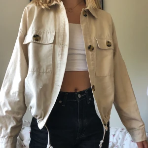 Jacka - Sjukt snygg jacka från Bershka! Går att spänna i midjan! Köparen står för frakten💕✨