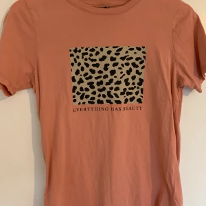 Tshirt - gina - xs - Tshirt från Gina. Storlek xs OBS! Bild nr 2 ger en mer sann färg på tröjan!!! 60kr plus 44kr frakt 