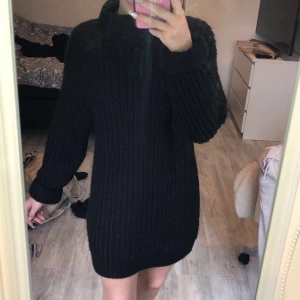 Stickad klänning  - En stickad klänning i svart den är väldigt mysig och skön. den har prislappen kvar 🌸