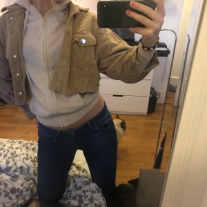 Manchesterjacka zara - Beige manchesterjacka från zara. Köpt för runt 2 år sen. Använd 1 gång, så fint skick. Köparen står för frakten. 