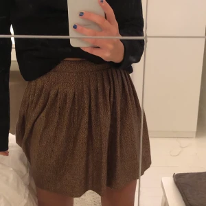 Zara Kjol - En brun kjol från Zara🖤Mönstret på kjolen är svarta prickar och den är i väldigt bra skick🖤Storlek CL 152 