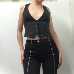 Frack / linne - Classy väst med vaga ränder, går använda som linne eller stylea med flera lager. Bring out your inner boss! Jag har S överdel och är 177 lång. Frakt 44 kr✨