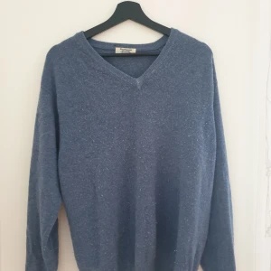 Blå cashmire - Lite nopprig men fin ändå! Unisex.