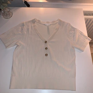 Tröja med knappar - Söt ribbad tröja med knappar, använd enstaka gång, fint skick!