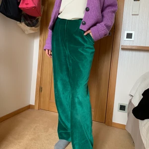 Vintage unisex  - Coola unisex vintage byxor🧚‍♂️✨                Köpta secondhand men tyvärr för stora..✨      Väldigt coola och även mysiga✨        Köparen står för frakten 63kr🦋