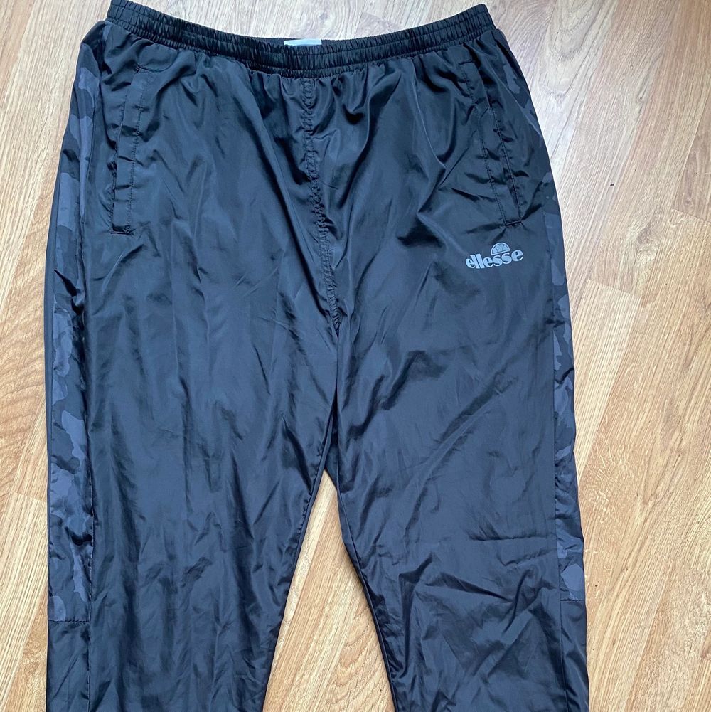 Helt nytt så aldrig använt Ellesse ställ till kille i storlek XL, med snygga Camo detaljer & reflex på Ellesse texten & dragkedjan, jag köpt på JD kostade över 1000 säljer för 700 med frakten! Det är verkligen såå snyggt!!😍🙂 önska jag hade kunnat ha de😇 eller rimligt bud!. Huvtröjor & Träningströjor.