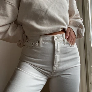 Vita jeans  - Vita/beiga jeans från ginatricot. Frakt tillkommer 🧚🏼‍♀️
