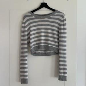 Randig croppad tröja - meddela mig för mer info💘