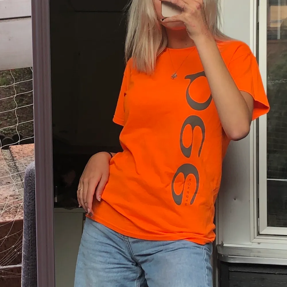 En jättefin over sized t-shirt! Har en riktigt skrikig orange färg! En pride tröja ifrån bee baar❤️ Älskar dessa tröjor, hur fina som helst! Har dock rätt många :). T-shirts.