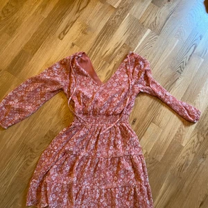 Rosa klänning.    Storlek s - En rosa klänning som sitter perfekt. Tyvär har den blivit för liten för mig. Säljs för 300kr utan frakt.
