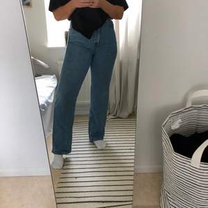 Jeans från weekday i modellen ”rowe”! Jag är ca. 170 lång 