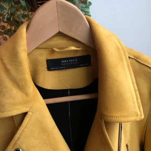 Mocka jacka  - Fin gul mocka jacka med silvriga detaljer från Zara. Använd 1 gång så den är som ny 🧚🏽‍♀️💛