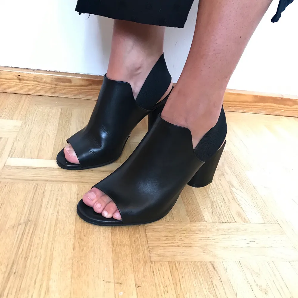 Supersnygga klackskor från COS. Skorna är i äkta läder med gummiband i hälen som gör dem sköna att gå i. Aldrig använda, säljes pga för stora. 🌸. Skor.