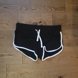 Shorts  - Shorts i "mjukis" material från HM. Säljes då de är för små. Storlek XS. Frakt ingår.