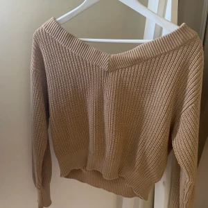 Stickad tröja beige - En beige/brun stickad tröja som är cropped. Märket ginateicot. Använd men är fortfarande fin i tyget. Tvättar plagget innan säljning. Frakten står köparen för. Skriv om ni har några funderingar !!🤍💓🌸 