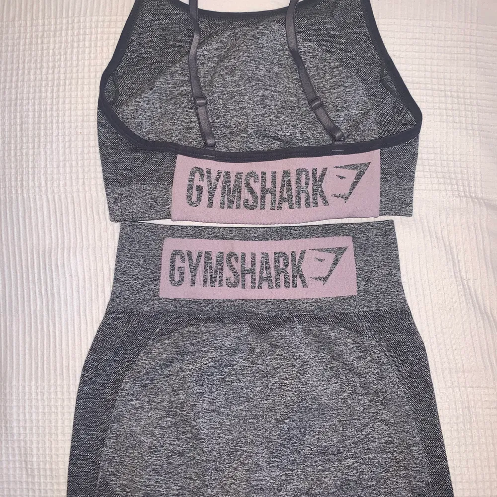 Gymshark top i strl M och Gymshark tights i storlek S. Använda ett fåtal gånger. I fint skick. OBS plaggen säljs endast tillsammans. Köparen står för frakten 🌟. Övrigt.