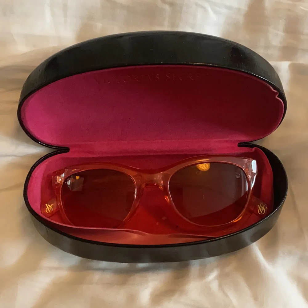 Ljusrosa solglasögon i gott skick från Victoria secret. Köpta i New york 2014 för 750kr, använda ett par få tal gånger. Fodral medföljes. Kan smidigt hämtas upp i centrala göteborg. Betalning via swish. Accessoarer.