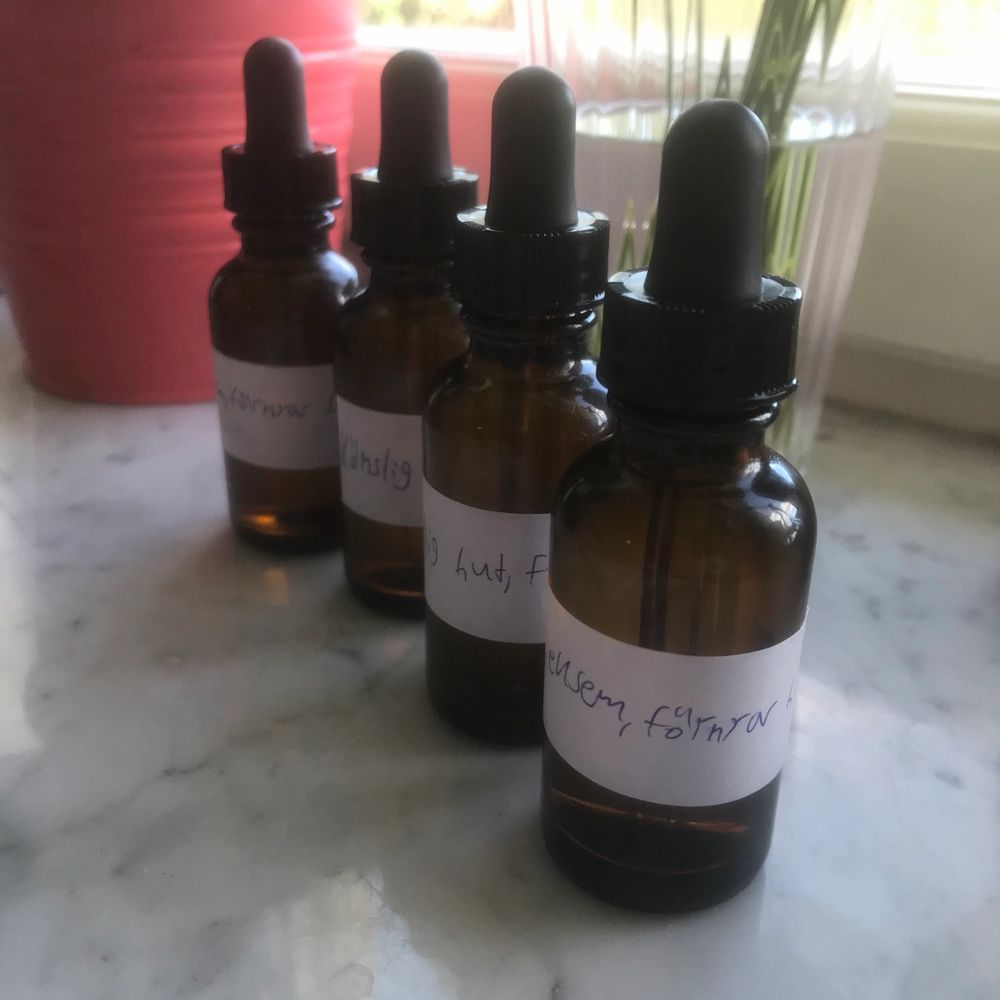 ❗️ANVÄNT HANDSKAR, MASK OCH HAFT UPPSATTT HÅR SAMT TVÄTTAT ALLT MED EKOLOGISKT ALLERGI OCH ASTMA SÄKER SÅPA❗️Detta är 4st serum (30ML) jag säljer, de är inte djurtestade och de är veganska🌱🌱 Du kan köpa en eller flera☺️bara att kontakta vid köpte eller frågor💖•2 st är mot torr hud, eksem och förnyar hudcellerna❤️❤️ •De andra 2 är mot känslig hud och förnyar hudceller❤️❤️ PRIS: 1 st för 65kr+frakt🥰🥰Frakten ligger på 22kr. INSTA: moonglosswe✨. Övrigt.