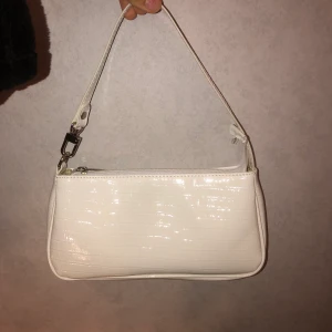 Vit väska - Säljer denna jättesöta väskan. Väskan är använd bara några enstaka gånger och är i nyskick. Buda!!Just nu ligger budet på 160kr inklusive frakt! Avslutar budningen imorgon kl 20.30! 