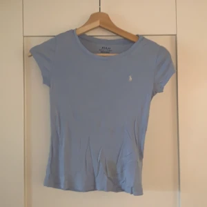 Ralph lauren t-shirt - Baby blå t-shirt från ralph lauren. Storlek 140