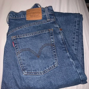 Ribcage straight ankel jeans  - Absolut bästa jeansen enligt mig! Passformen håller extremt bra och sitter som en smäck. Mörkblå färg 