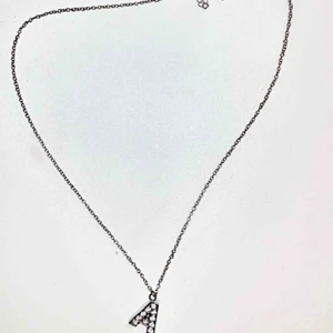  - Jätte fint silver halsband med A. Mycket ljusare silver än vad bilden visar med ”diamanter” i A:et. Går ner till nyckelbenet. 