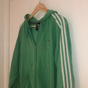  adidas hoodie  - Najs grön adidas hoodie ! Inte säker på om det är dam- eller herrstorlek men på bilden sitter den på en s/m :)
