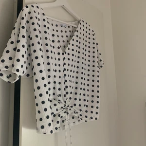 Blus från zara - Använd 1 gång as najs med knytning där nere🥰