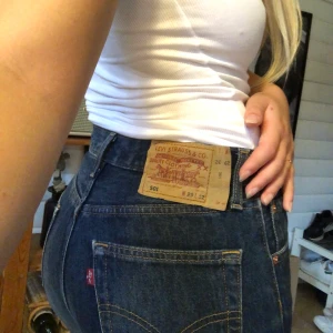 Levi’s jeans 501  - 501 Levisjeans. Sitter skönt och högt i midjan men är dock lite tighta på mig för min smak. Strl. 29 står på byxorna men har normalt strl. 26 och får på mig dom, men är som sagt tighta.                                  Jag är 167 cm. Innermåttet på byxorna mätt ifrån grenen är 78cm 