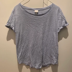 Blå T-shirt från H&M - Blå T-shirt från hm. Använd 1 gång. Str s. Säljer för 39 kr!