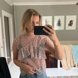 Prickig blus - Jättesöt prickig blus från hm, ändats använd fåtal gånger. Nypris 200 säljer för 70kr+frakt🦋