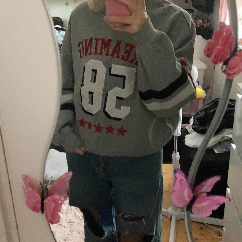 HM DIVIDED college tröja i strl S :), använd ett fåtal gånger men i bra skick med inga fel, går enkelt att vika upp ifall man vill ha en mer cropped look💕. Tröjor & Koftor.