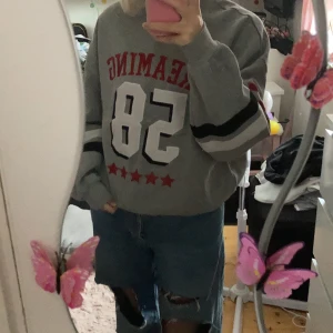 Collegesweater - HM DIVIDED college tröja i strl S :), använd ett fåtal gånger men i bra skick med inga fel, går enkelt att vika upp ifall man vill ha en mer cropped look💕