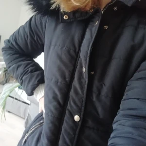 Vinterjacka  - Svart vinterjacka, varm och superskön! Säljs då jag precis köpt en ny. Dragkedjorna är i guld och silver💕