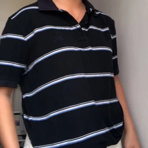 Pikétröja  - Fin pikétröja köpt på second hand för något år sedan. Bra skick och sitter bra trots oversize😁 Frakt tillkommer men möts även upp i Stockholm😇