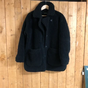 Teddyjacka Monki - Jacka från monki, använd men i bra skick. Skickar mot frakt eller möts i Stockholm 