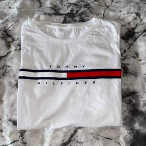 En simpel skön t-shirt från Tommy Hilfiger, skön i materialet och passar till allt 😊 