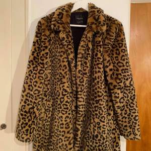 Pälsjacka i leopardmönster från Zara. Fint skick, inköpt för ca 700kr förra vintern. Super snygg och skön! Kan mötas upo i Sthlm eller så tillkommer frakt. 🐆